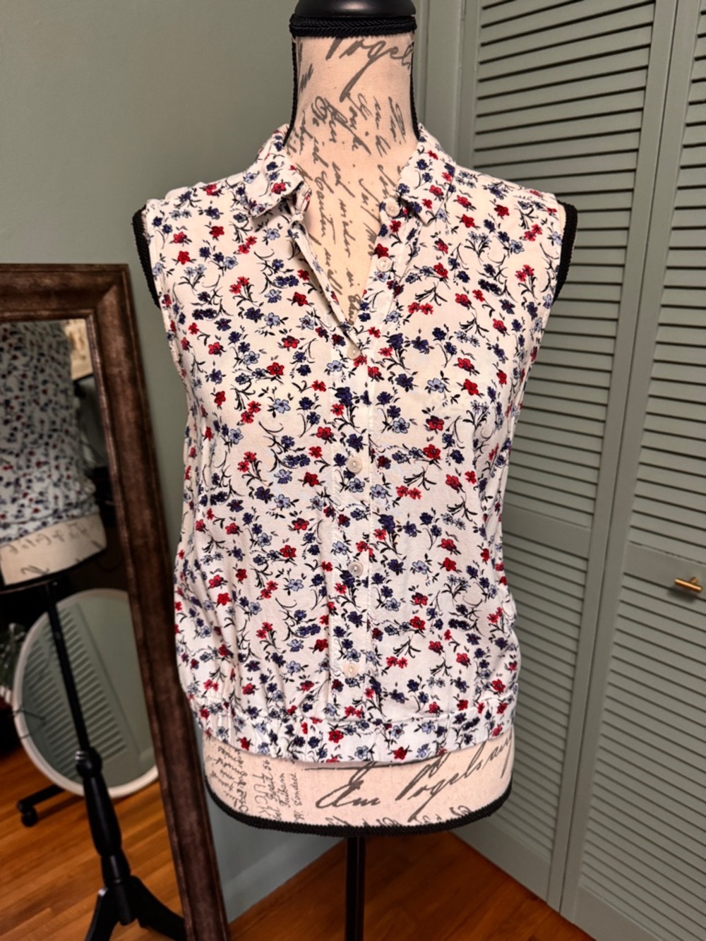 No Boundaries Sleeveless Floral Button-Front Top - White with Red & Blue